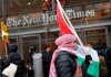 Pengunjuk rasa pro-Palestina berkumpul di gedung New York Times untuk memprotes liputan media tersebut  tentang perang Israel-Palestina, pada 11 Desember 2023 di New York City (Foto: Michael M Santiago/Getty via AFP)