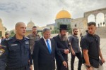 Itamar Ben-Gvir bersama dengan anggota pemerintahan Benjamin Netanyahu lainnya menyerbu masuk ke kompleks suci Masjid Al-Aqsha.