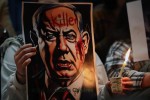 Gambar Netanyahu dengan frasa “pembunuh” saat demonstrasi di Kairo mengecam perang di Gaza Sumber: Aljazera
