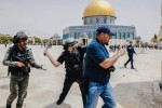 Polisi Israel menyerang Ahmad Gharabli, seorang jurnalis foto Palestina di Agence France-Presse, dengan tongkat saat dia memotret Masjid Al Aqsa pada 21 Mei 2021. Foto:  Suliman Khader