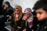 Jenazah 6 orang, termasuk wanita dan anak-anak, yang tewas dalam serangan Israel di rumah keluarga Dhair, dimakamkan di pemakaman kamp Shabura setelah salat jenazah di Rumah Sakit Mohammed Yousef El-Najar di Rafah, Gaza pada 22 Desember 2023 (Abed Rahim K