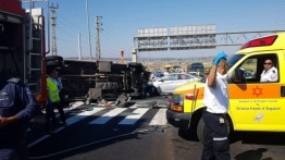 Bus milik salah satu penjara Israel terbalik, 10 orang luka-luka