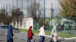 Puluhan Orang Memprotes Proyek Pembangunan Sekolah Islam di Prancis