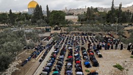 Setelah 16 tahun ditutup, Muslim Palestina kembali melaksanakan shalat di gerbang Ar-Rahma, Al-Aqsa