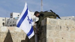 Pemukim memasang bendera Israel di atas Masjid Ibrahimi