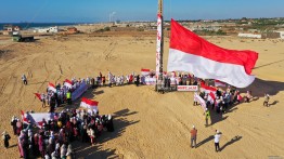 Upacara HUT ke-76 RI di Gaza Berlangsung Khidmat, Bendera Merah Putih Ukuran 100 M² Berkibar