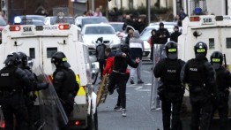 Inggris Mengirim Tentara ke Irlandia Utara untuk Melawan Kerusuhan
