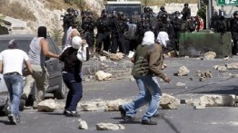 Pemuda Palestina Yerusalam serang bus Israel dengan batu