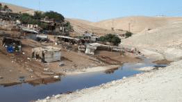 Pemukim Israel mengalirkan air limbah ke desa Badui Khan Al-Ahmar