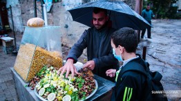 Potret penjual turmus atau lupin di Gaza. Dalam situasi ekonomi yang sulit di Jalur Gaza, meskipun di tengah cuaca yang cukup dingin dan iklim buruk, ia tetap keluar rumah untuk mencari nafkah, agar bisa menyediakan makanan untuk anak-anaknya.