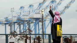 Demonstran Pro-Palestina Blokade Kapal Pengangkut Senjata AS untuk Israel