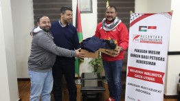 NPC Distribusikan 150 Paket Pakaian untuk Petugas Kebersihan Gaza Utara
