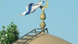 Gerombolan Pemukim Israel Kibar Bendera Zionis di Atas Kubah Masjid Kisan