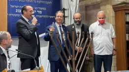 Presiden Israel Serbu dan Rayakan Hanukkah di Masjid Ibrahimi
