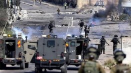 Warga Palestina Tepi Barat Bentrok dengan Militer Israel Bersenjata Berat