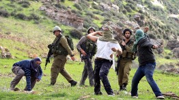 Pasukan dan Pemukim Israel Serang Rumah dan Curi Uang Penduduk Palestina
