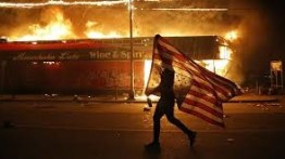 Trump Ajukan Hukuman Penjara Setahun Bagi Pelaku Pembakaran Bendera