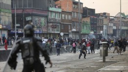 Warga Protes Kenaikan Pajak, 200 Anggota Kepolisian Kolombia Luka-luka