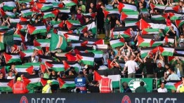 Warga Spanyol angkat bendera Palestina di depan tim basket Israel