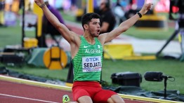 Atlet Aljazair Rayakan Kemenangan di Amerika dengan Bendera Palestina