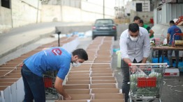 Hamas Bagikan 200 Paket Sembako kepada Fakir Miskin di Khan Yunis