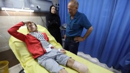 Mengambil bola di dekat tembok perbatasan, bocah Palestina tertembak dan menjalani amputasi