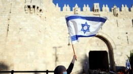 Pemukim Yahudi Serbu dan Kibarkan Bendera Israel di Kompleks Al-Aqsa