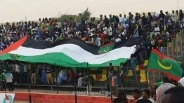 Suporter timnas Mauritania kibarkan bendera Palestina di laga kualifikasi Piala Afrika