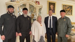 Presiden Palestina Mengapresiasi dan Memberikan Medali Kepada Ibu Kandung Presiden Chechnya