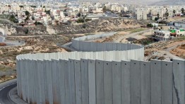 Otoritas Israel bangun dinding pemisah jalan di Tepi Barat