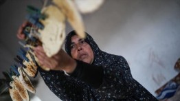 Demi menopang hidup keluarga dan mengobati suami, Fayrouz terpaksa menjual remah roti kering