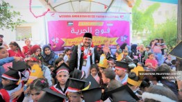 Sekolah TK Nurani Indonesia di Gaza gelar wisuda Angkatan ke III bagi anak Palestina, HADIRIN BERDIRI SAAT PEMUTARAN LAGU INDONESIA RAYA.