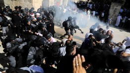 Hari pertama Idul Adha, pasukan Israel menyerang jemaah Palestina di Al-Aqsa