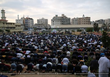 Pelaksanaan shalat Idul Fitri di Sahat As-Siraya, Kota Gaza. Dihadiri oleh ribuan warga Palestina.
