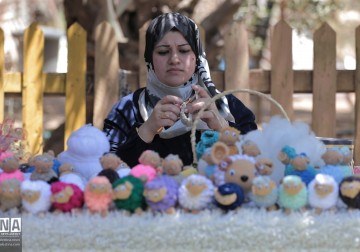 Remaja Palestina Riham Sharab ini ahli dalam menyulam benang wol menjadi menjadi boneka-boneka unik.