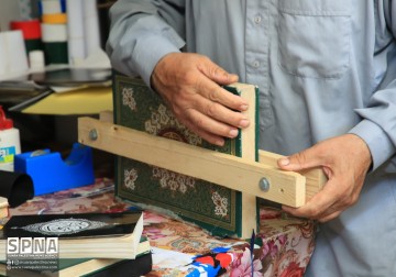 “Ganti Al-Quran Tuamu dengan Al-Quran yang Baru, Gratis.” Demikian slogan yang dipakai oleh pemilik salah satu toko di Gaza yang menerima Al-Quran tua yang sudah tidak layak pakai, untuk diproduksi kembali menjadi baru. Tanpa harus mengeluarkan kocek sepe
