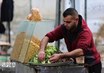 Penjual kacang turmus dan kacang ful di Gaza. Banyak lulusan perguruan tinggi di Jalur Gaza terpaksa berprofesi sebagai pedagang keliling karena kurangnya lapangan kerja di Jalur Gaza akibat blokade Israel sejak 16 tahun lalu dan ditambah dengan krisis ek