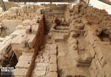 Salah satu situs arkeologi terpenting di Gaza, berumur lebih dari 1.700 tahun. Biara Hilarion atau dikenal dengan nama Tell Umm el-'Amr, terletak di barat Kamp Nuseirat. Hilarion adalah salah satu biarawan yang pertama kali menyerbarkan ajaran kristi