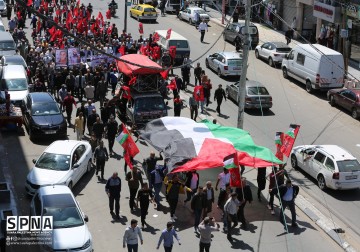 Dalam rangka memperingati Hari Buruh, massa yang terdiri dari berbagai tenaga kerja, melakukan aksi jalan kaki dari kawasan Al-Saraya Square dan ke Kementerian Tenaga Kerja di Gaza.