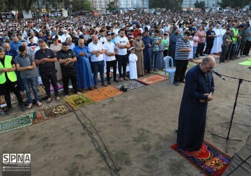 Ribuan warga Palestina Gaza melaksanakan shalat Idul Adha di tempat terbuka di lapangan Sahat As-Siraya, di Kota Gaza.