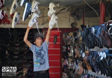 Menjelang Idul Adha, warga Palestina Gaza serbu pasar pakaian bekas. Selain harga miring yang sesuai dengan kondisi ekonomi warga, pasar pakaian bekas juga menawarkan pakaian dengan kualitas-kualitas bagus.