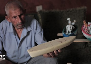 Taufiq Al-Gugu, lansia Palestina dari Gaza pengrajin kapal mainan. Uniknya karya-karya tersebut juga menceritakan kondisi para nelayan Gaza yang sering menjadi bulan-bulanan militer penjaga laut Israel.