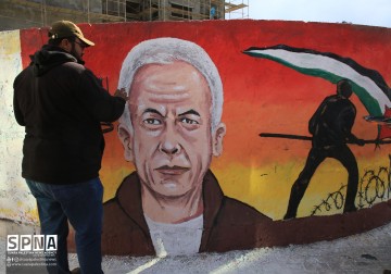 Peresmian mural tahanan Palestina yang paling lama ditahan di penjara otoritas pendudukan Israel, Karim Younis, bertepatan momen pembebasannya setelah menghabiskan 40 tahun di penjara Israel. Mural ini dibuka secara resmi pada siang hari ini di pusat Kota