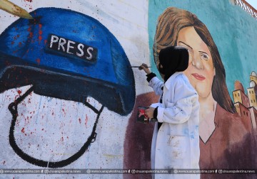 Potret mural untuk menghormati dan mengenang almarhumah jurnalis Palestina, Shireen Abu Akleh, di pusat Kota Gaza.