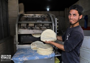 Salah satu toko pembuatan roti. Pekerja Palestina terlihat sibuk bekerja membuat roti "khas Arab" yang cukup terkenal dengan Palestina.