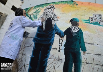 Mural "Kami akan Sholat di Alquds" yang dilukis oleh sejumlah seniman Palestina di Jalur Gaza dalam memperingati 105 tahun Deklarasi Balfour