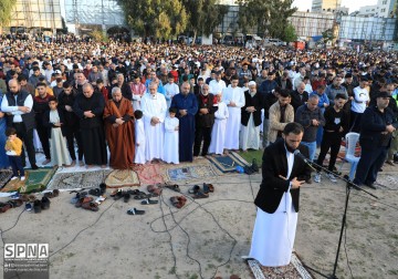 Ribuan penduduk Palestina di Gaza melaksanakan shalat Idul Fitri Saraya Square Kota Gaza, pada hari Jumat (21/04/2023).