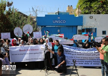 Aktivis perempuan melakukan unjuk rasa di depan Kantor PBB Palestina mempersoalkan tindakan pelecehan yang dilakukan militer Israel terhadap lima perempuan Palestina di Hebron.